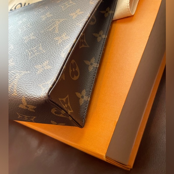 Like New Louis Vuitton Toiletry Pouch 26 - Picture 5 of 12